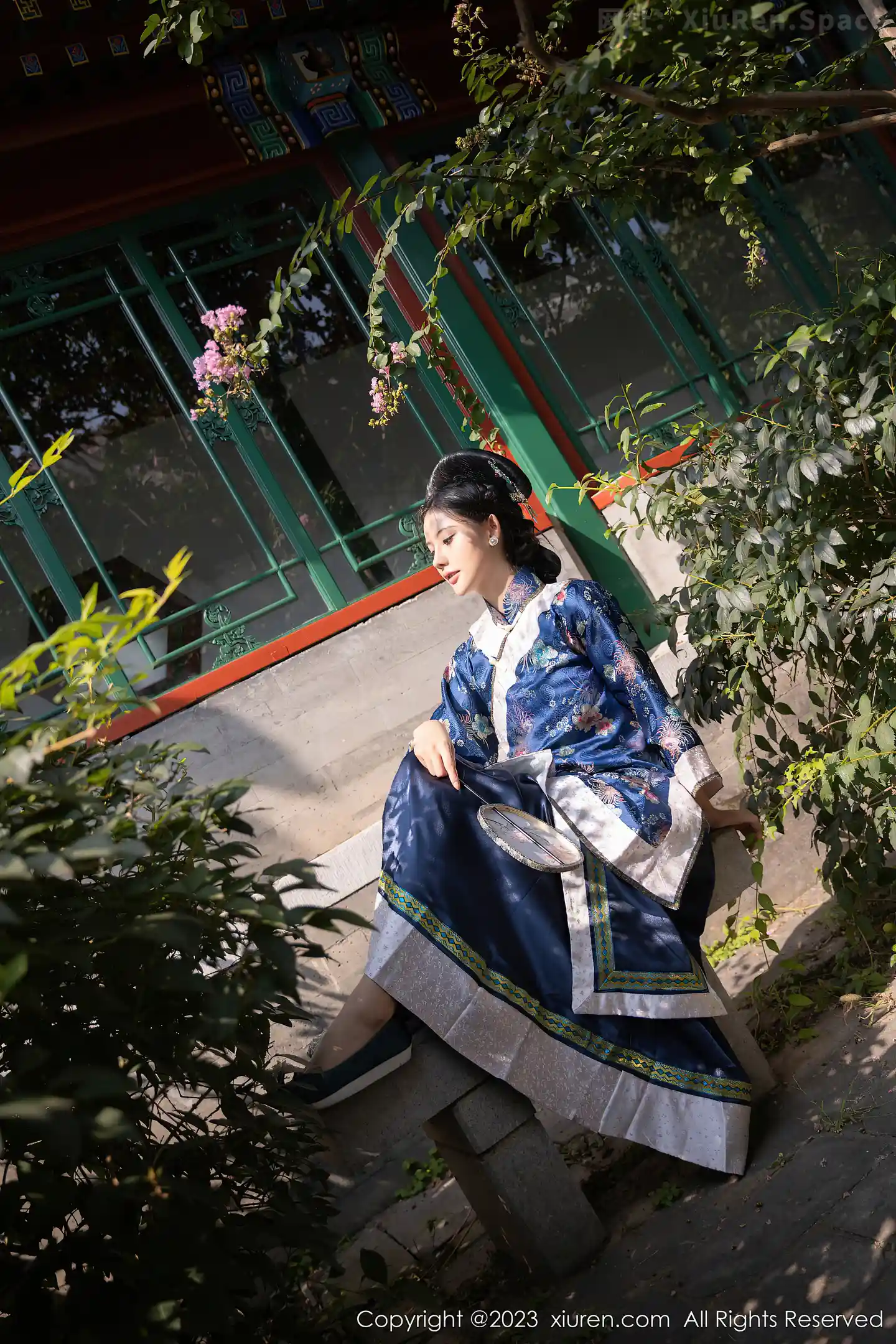 图片[5]-[XiuRen秀人网] 2023.03.10 VOL.6398 就是阿朱啊 蓝色旗袍加灰色肚兜性感私房写真集-秀人网官方网站